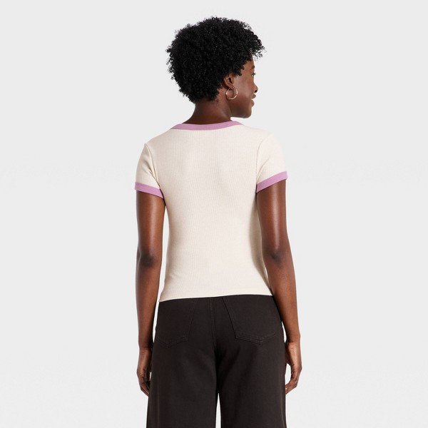 Playera de mujer de cuello redondo con ribete contrastante y manga corta - Universal Thread™ 2