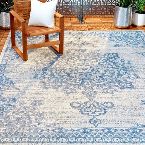 Best Outdoor Rugs to Dress Up Your Back Yard This Summer