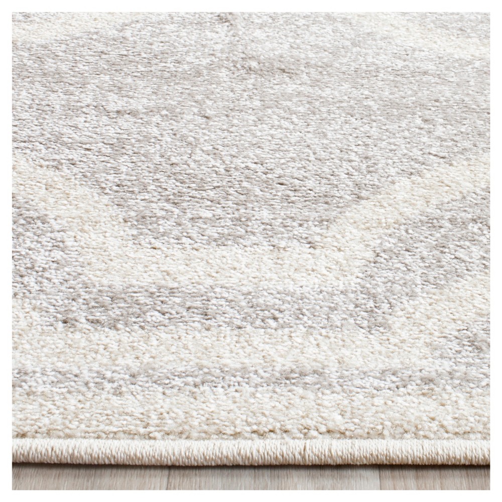 Amala 4'X6' Indoor/Outdoor Rug - Light Gray/Ivory - Safavieh