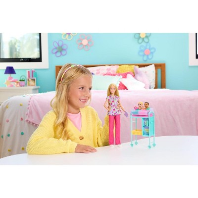 Детские куклы Barbie Careers Baby Doctor Playset with Blonde Fashion Doll, 2 Baby Dolls, Exam Table & Accessories — фото 2