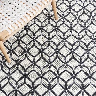 Hand-Knotted Woolen Elegance Round Rug in Black, 59"