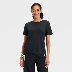 Playera de manga corta Beyond Ease con cuello redondo para mujer - All In Motion™