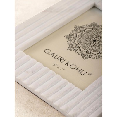 Elegant White Ribbed Marble 5'' x 7'' Picture Frame