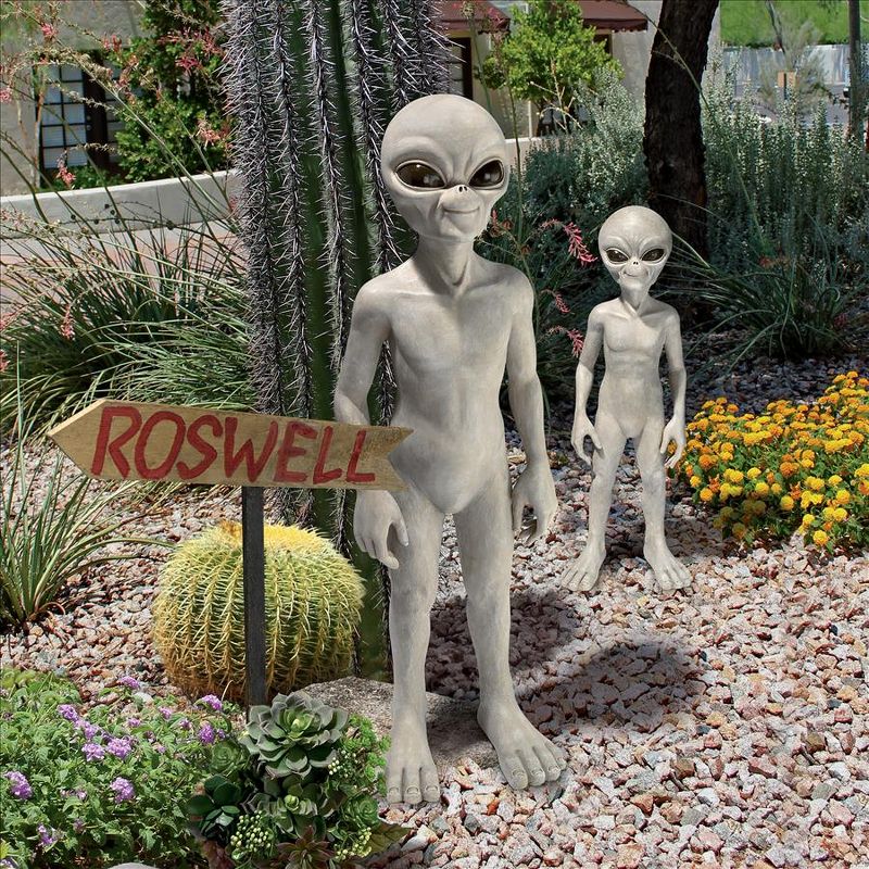 Design Toscano The Out-of-this-World Alien Extra Terrestrial Statue: Large, 5 of 6