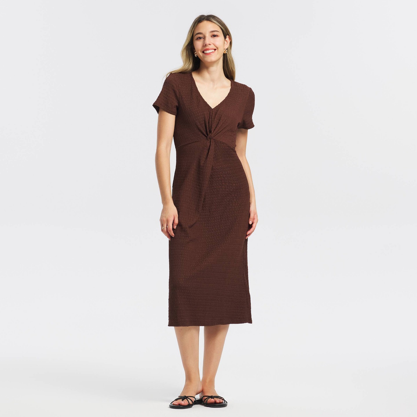 Женское платье A New Day Short Sleeve Textured Twist-Front Midi A-Line, цвет: Коричневый — фото 1