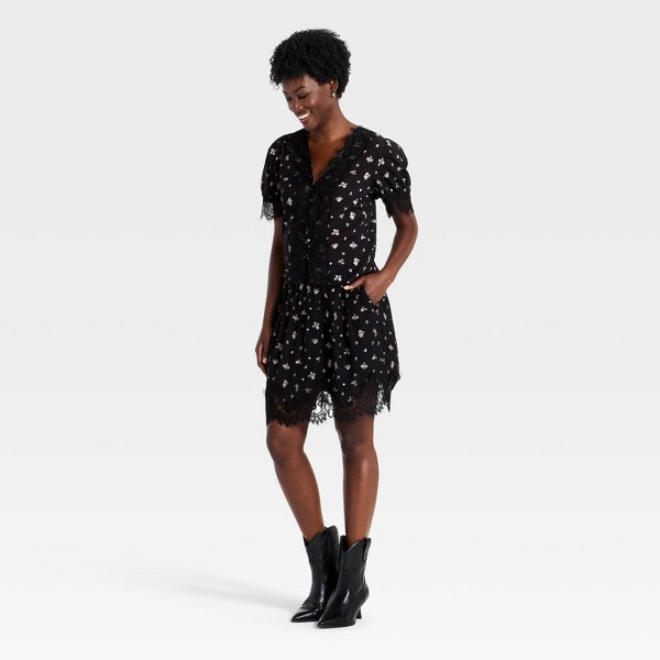 Blusa de mujer de cuello V con encaje y manga corta estilo globo - Universal Thread™ 3
