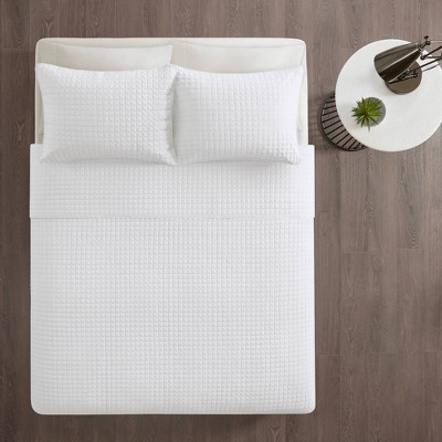 White King Microfiber Reversible Quilt Set