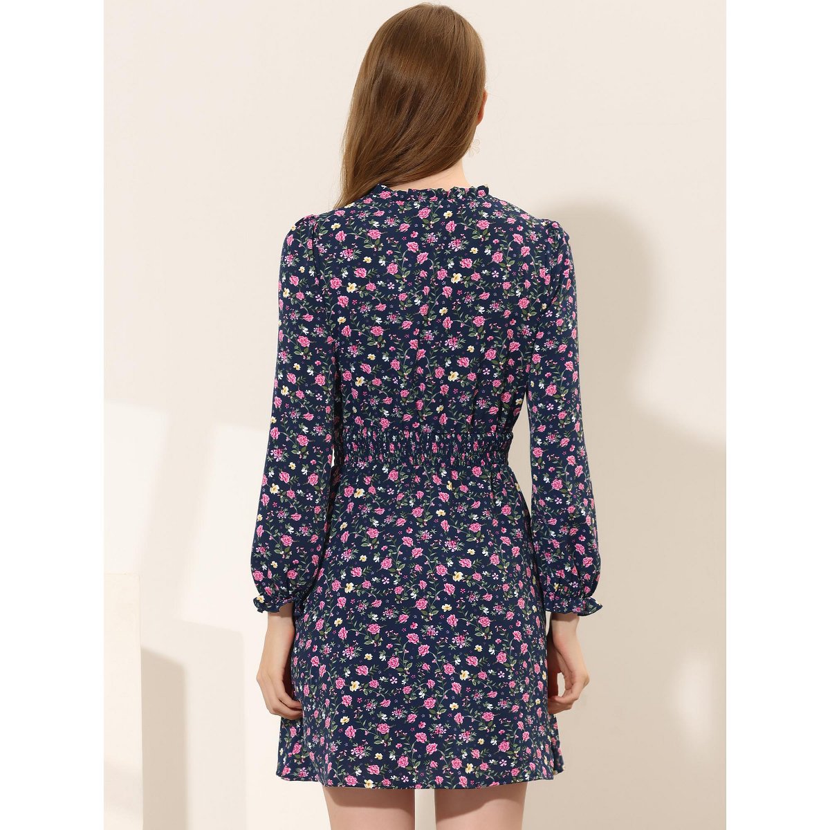 Женские платья INSPIRE CHIC Women's Smocked Waist Tie Neck Floral Long Sleeve Dress Medium Dark Blue — фото 3