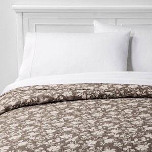 Full/Queen Family Friendly Floral Quilt Natural - Threshold , White