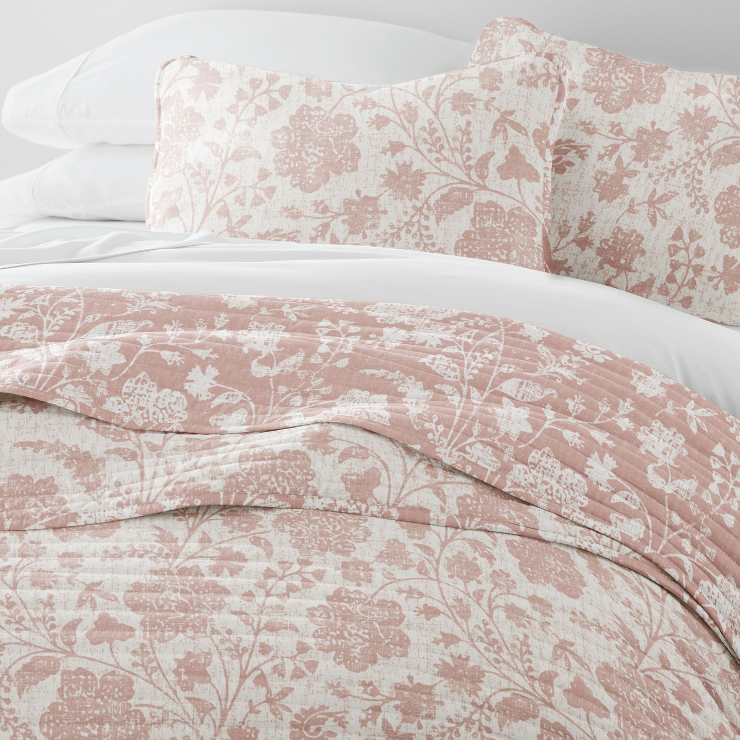 Комплект с покрывалом Becky Cameron Super Soft Quilt Set – Lightweight All Season Coverlet in Textured Floral Design, Textured Floral Rose, Twin/Twin Extra Long, цвет: С принтом — фото 6