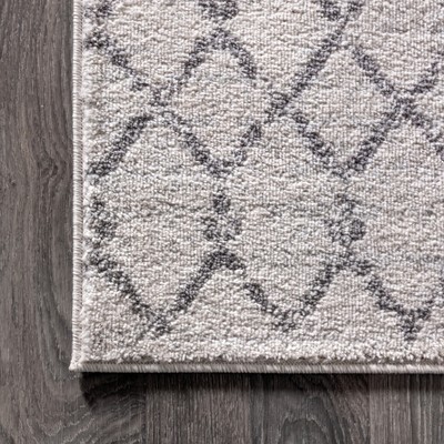 Gray and Cream Diamond Pattern 4' x 6' Area Rug
