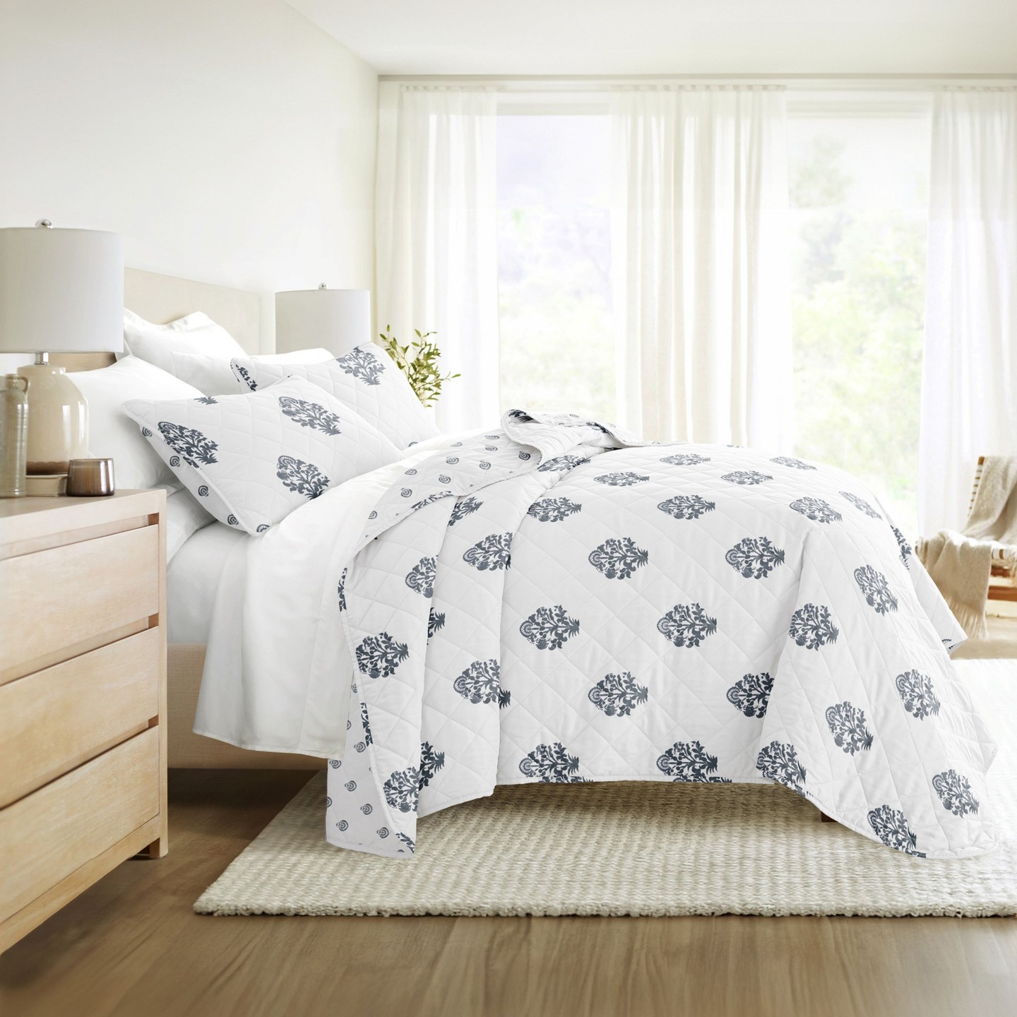 Комплект с покрывалом Becky Cameron Quilted Coverlet Set – Ultra-Soft Lightweight Bedding in Stamped Bloom Pattern, Stamped Bloom Dusk Blue, King/California King, цвет: Синий — фото 2