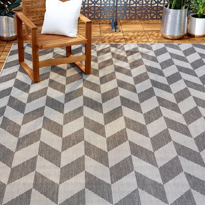 Modern Chic Geometric Black and Grey Synthetic Indoor/Outdoor Rug