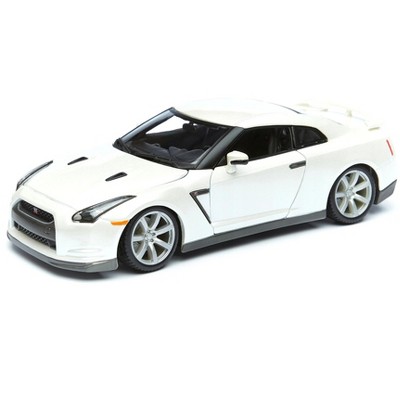 2009 Nissan GT-R R35 Pearl White 1/18 Diecast Model Car by Bburago