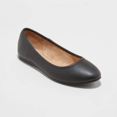 black flat closed toe shoes