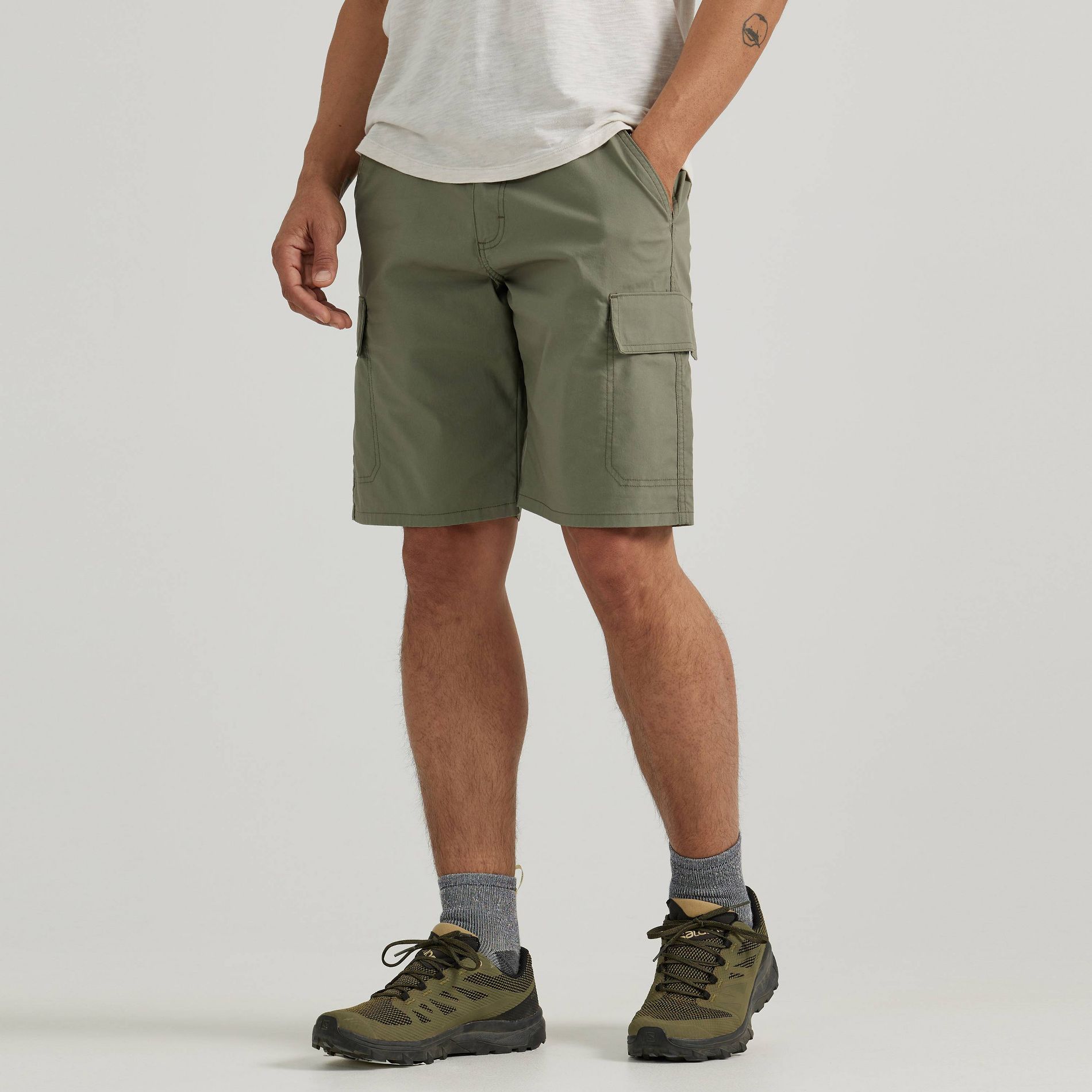 Wrangler Men's ATG Flex 10" Cargo Shorts - Olive Green 34: Relaxed Fit, Heavyweight Woven Fabric, Mid Rise, Machine Washable