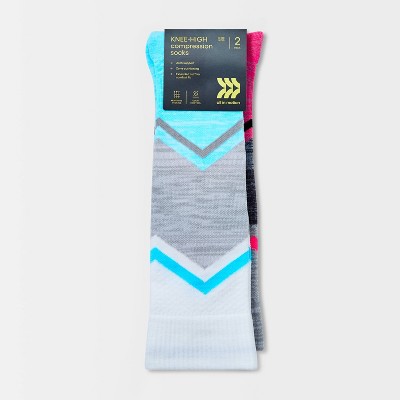 Women&#39;s Chevron Colorblock Compression 2pk Knee High Athletic Socks - All In Motion&#8482; White/Gray 4-10