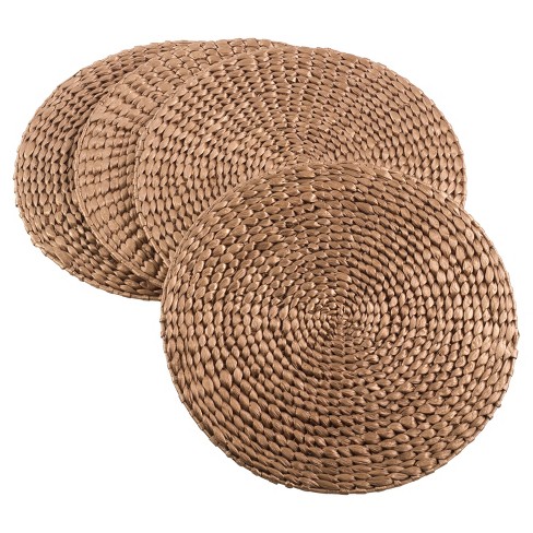 The woven wicker placemats help distinguish the glossy white