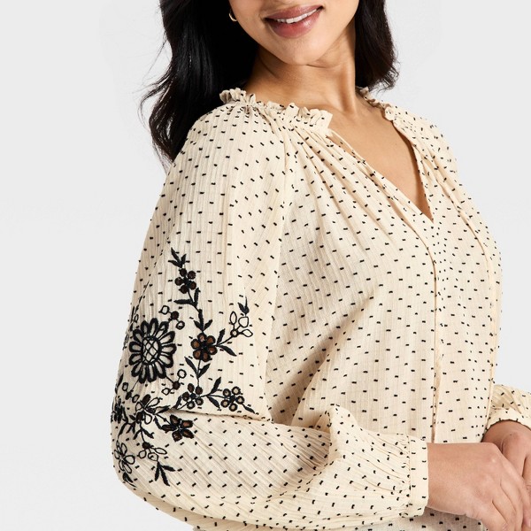 Blusa con mangas obispo largas, bordados y escote en V para mujer - Universal Thread™ 4