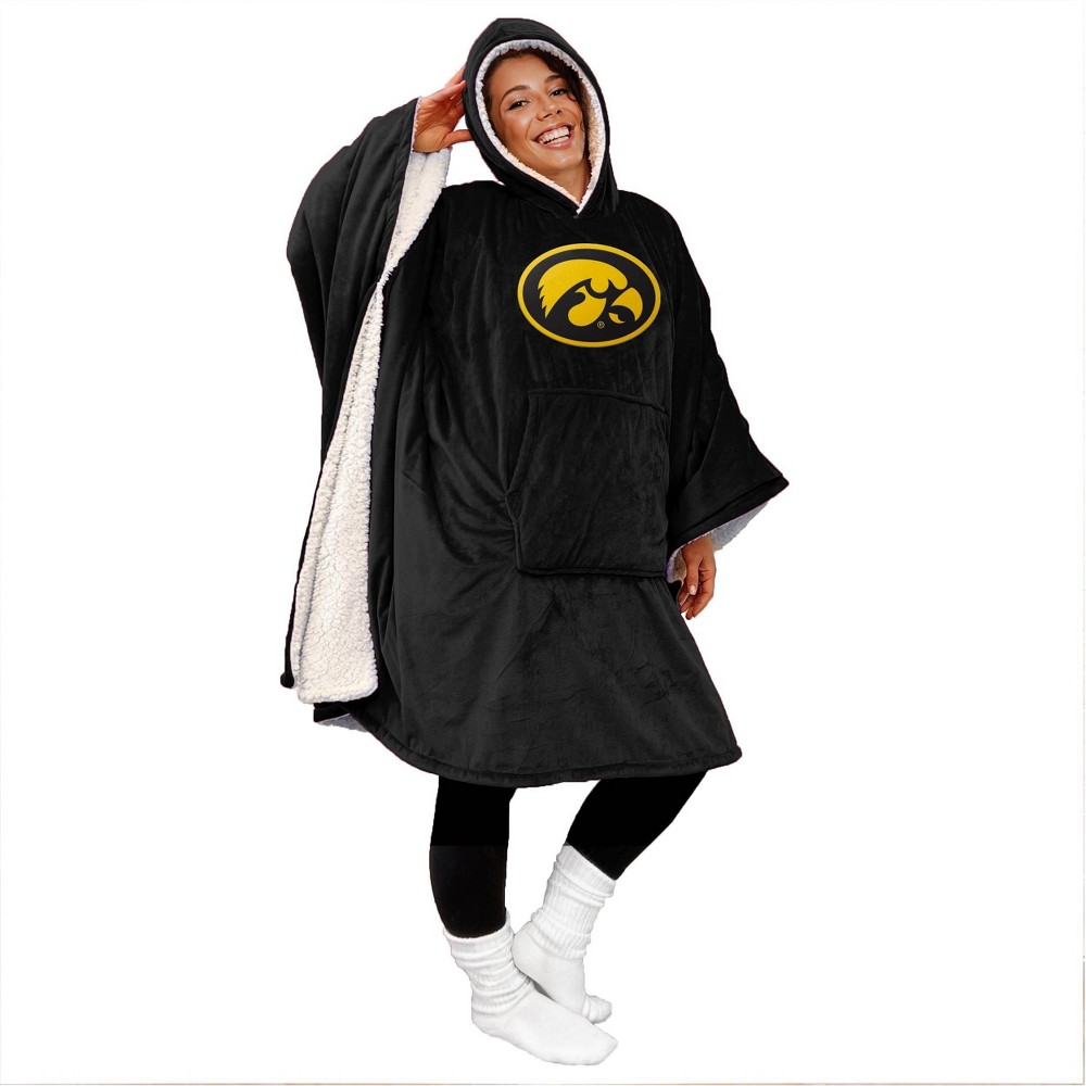 Photos - Duvet NCAA Iowa Hawkeyes Team Color Bloncho with Logo Patch and Faux Shearling I