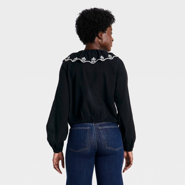 Blusa con mangas globo largas, volantes, bordados y escote en V para mujer - Universal Thread™ negro 2