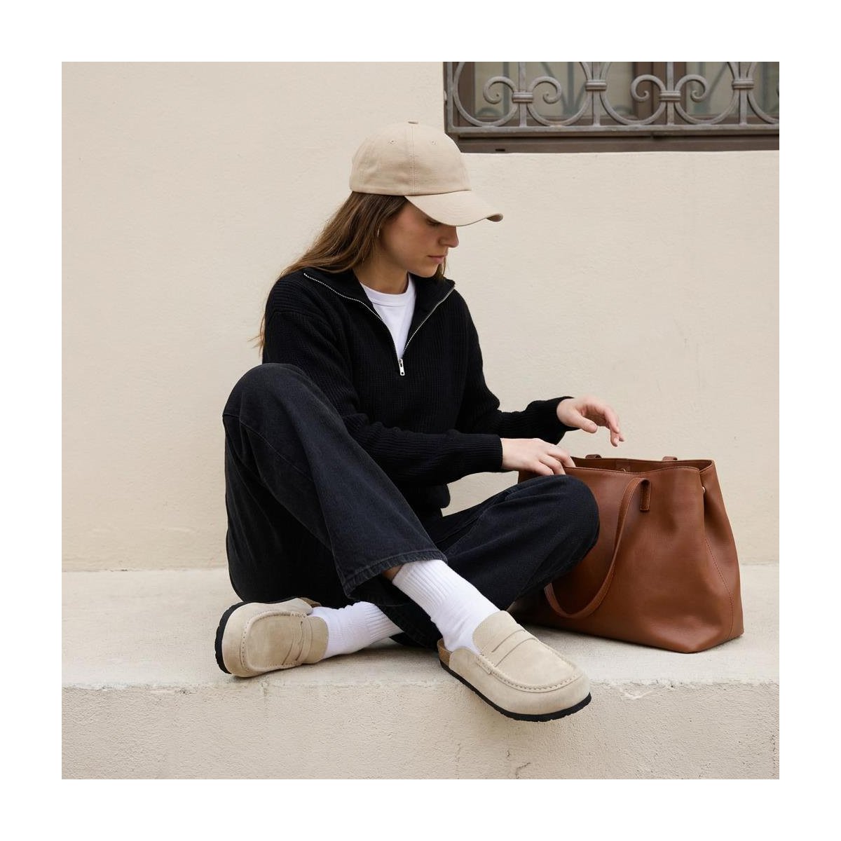 Женские сабо CUSHIONAIRE Fondu Genuine Leather Mule Clogs for Women, Comfortable Slip On Womens Shoes with Penny Strap Accent and Memory Foam Footbed, Biscuit 10 — фото 5