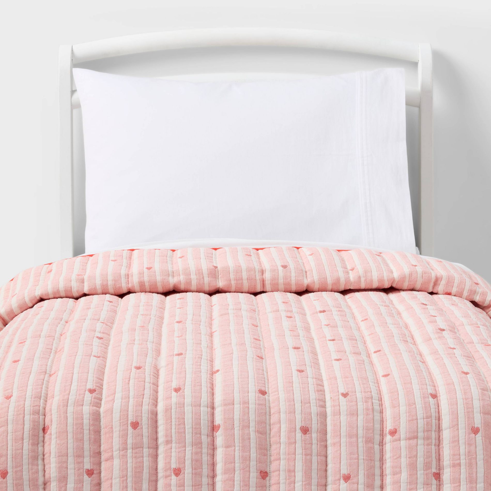 Toddler Patisserie Heart Striped Kids' Quilt - Pillowfort™