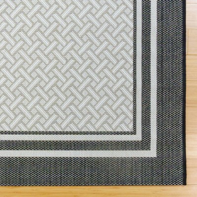 Coastal Charm White/Black Synthetic 6' x 9' Easy-Care Area Rug