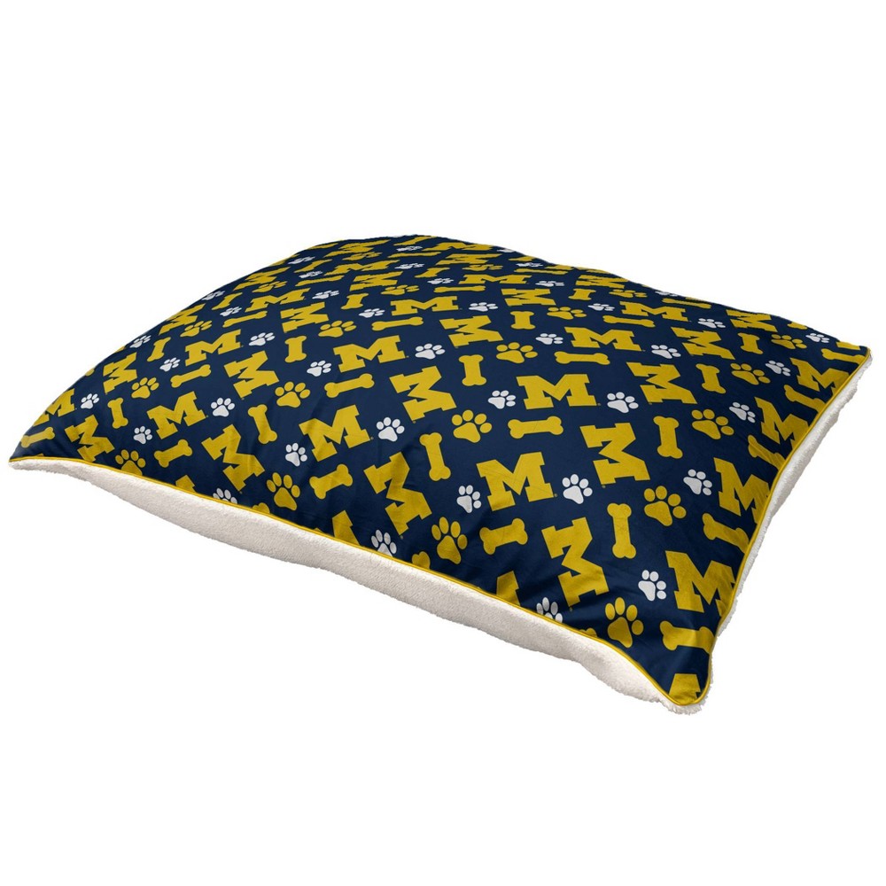 NCAA Michigan Wolverines Bones Repeat Faux Shearling Pet Bed