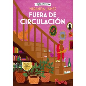 Fuera de Circulación - (Cozy Mystery) by  Miranda James (Paperback) - 1 of 1