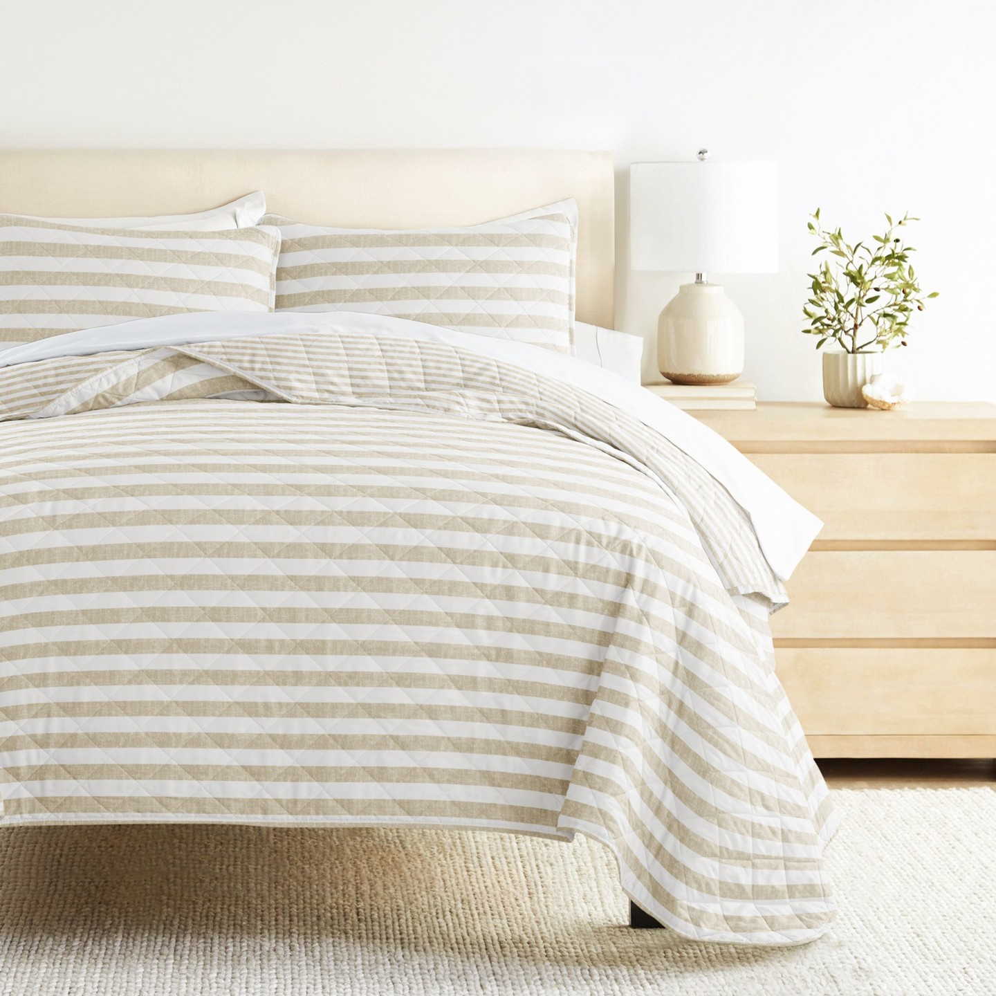 Комплект с покрывалом Becky Cameron All Season Coverlet Set – Super Soft Quilted Bedding in Classic Stripe Pattern, Classic Stripe Natural, Twin/Twin Extra Long, цвет: Полосатый — фото 3