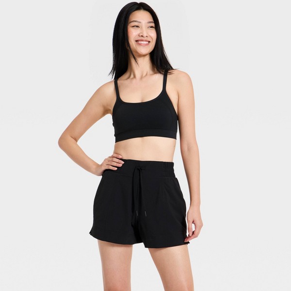 Shorts de tejido ligero de cintura media 4" para mujer - All In Motion™ 3