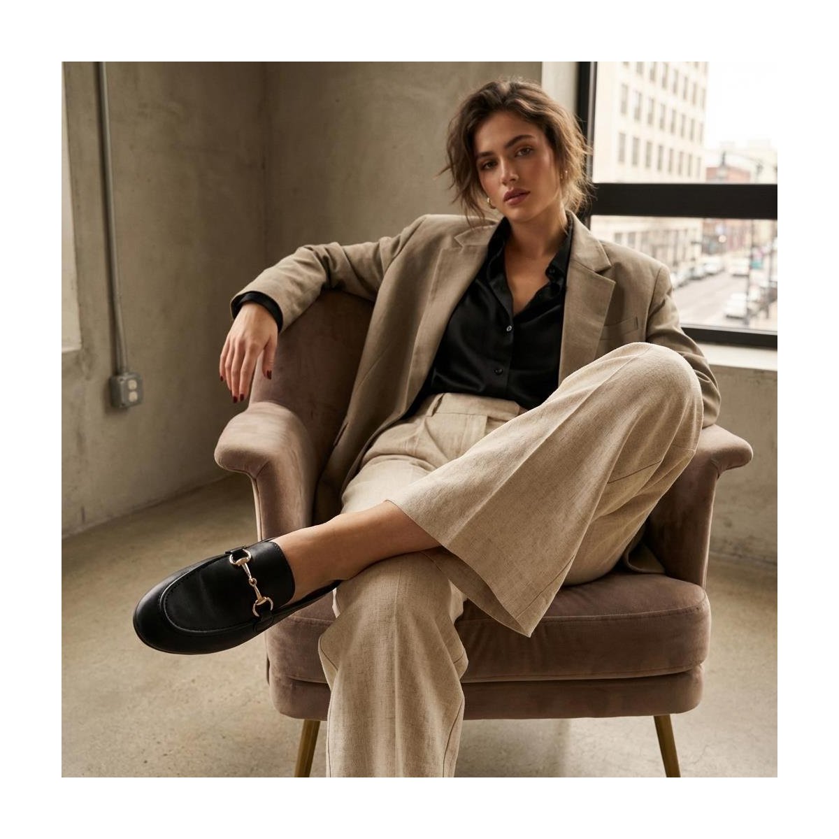 Женские сабо CUSHIONAIRE Yummy Slip On Womens Mules, Business Casual Loafers for Women with Low Heel and Metal Chain Detail, [Run Small Size Up] - Black 7.5 — фото 3