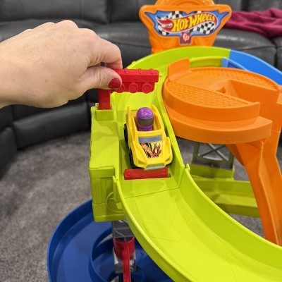 Fisher-Price Little People Hot Wheels Spiral Stunt Speedway Toddler ...