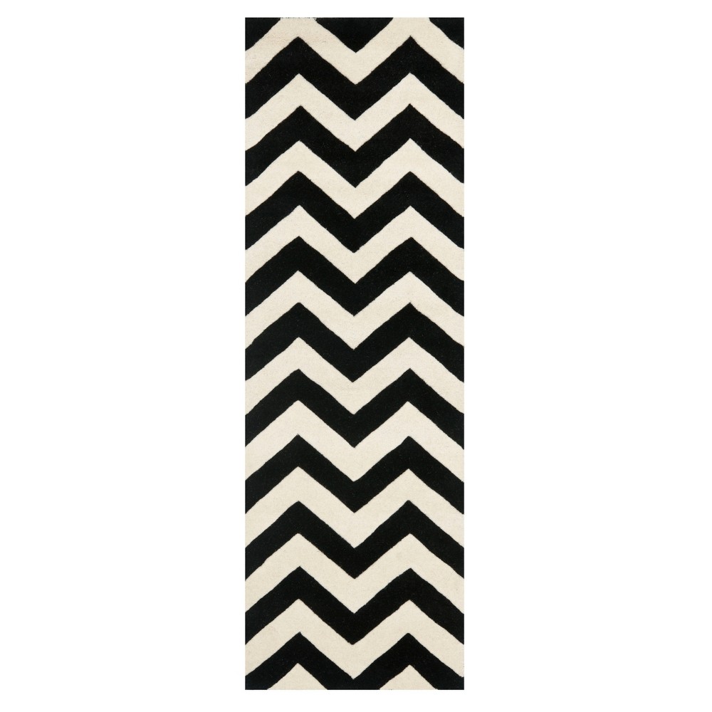 2'3inx7' Runner Black/Ivory Chevron Tufted - Safavieh