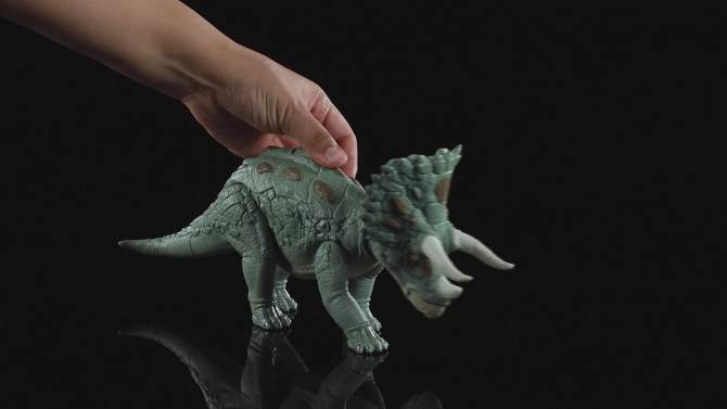Jurassic World Triceratops Gigantic Trackers Action Figure, 2 of 8, play video