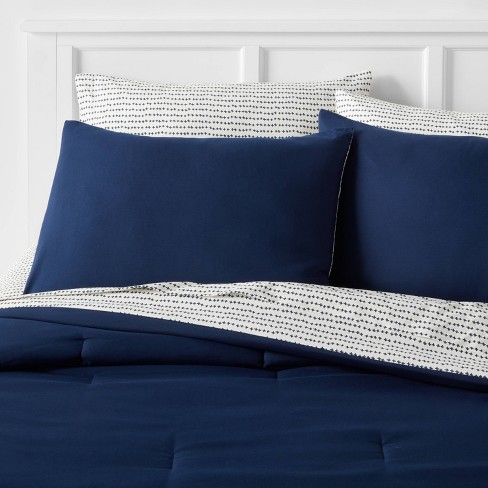 Full/Queen Solid Plush Blanket Blue - Room Essentials™