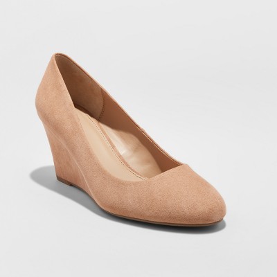 tan wedge pumps