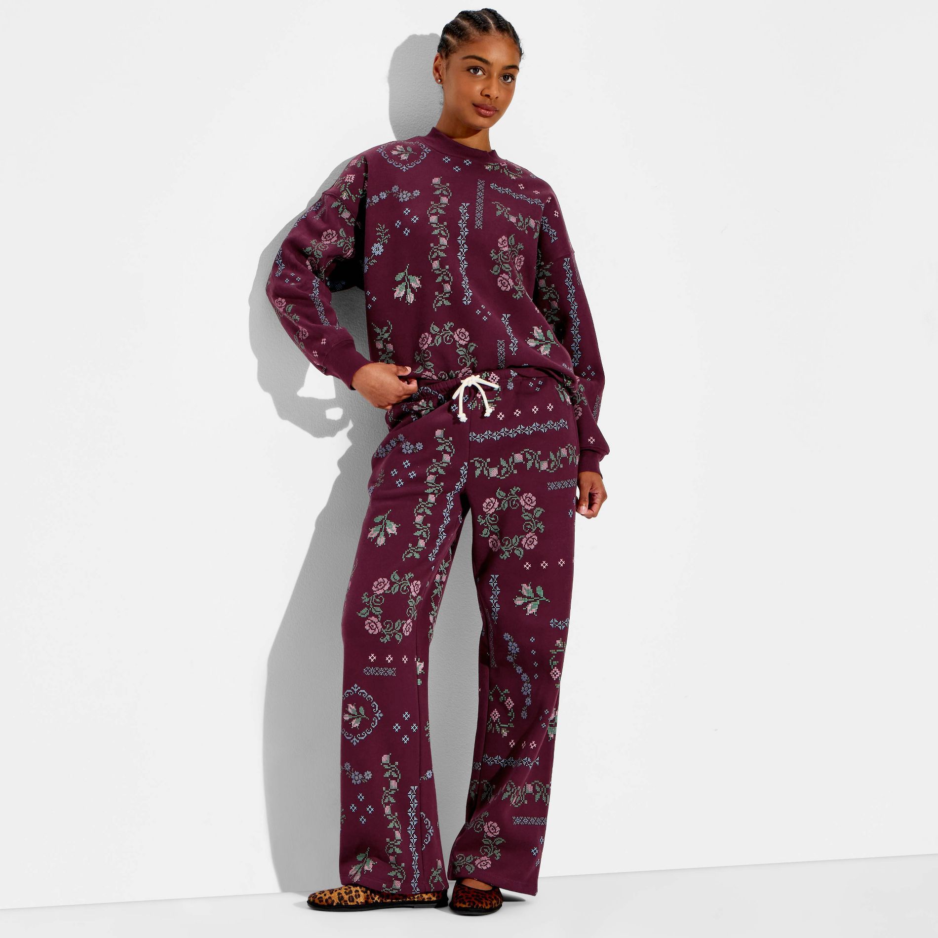 Women's Embroidery Fleece Graphic Pull-On Pants - Burgundy