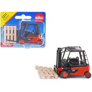 Linde E35 Forklift Truck Red with Black Top with Pallet Accessory Diecast Model by Siku - 1 of 3