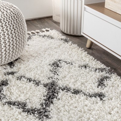 Luxurious Grey/Cream Diamond Shag Synthetic 5' x 8' Area Rug