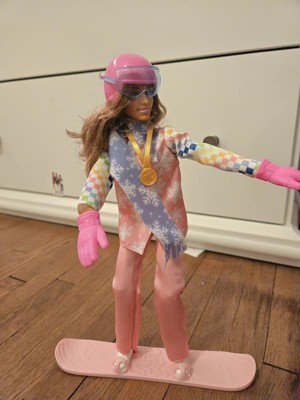 Barbie Snowboarder Bambola Snodata 30cm Con Abbigliamento Invernale, Snowboard, Casco E Trofeo - Giocattolo Per Bambini 3+ Anni - HCN32