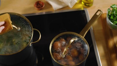 Black and Gold 6-Quart Aluminum Nonstick Stockpot with Glass Lid