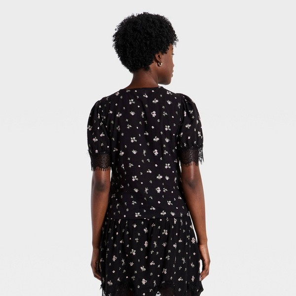 Blusa de mujer de cuello V con encaje y manga corta estilo globo - Universal Thread™ 2