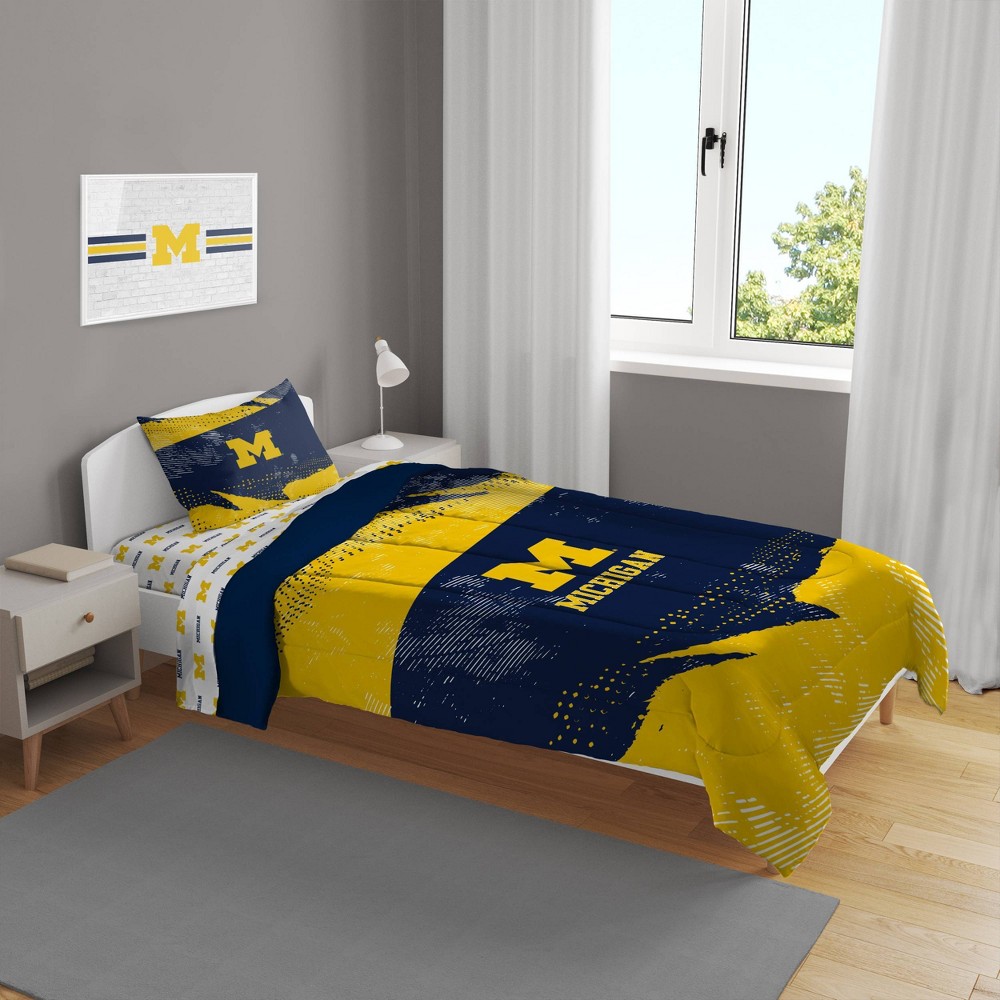 Photos - Bed Linen NCAA Michigan Wolverines Slanted Stripe Twin Bedding Set in a Bag - 4pc