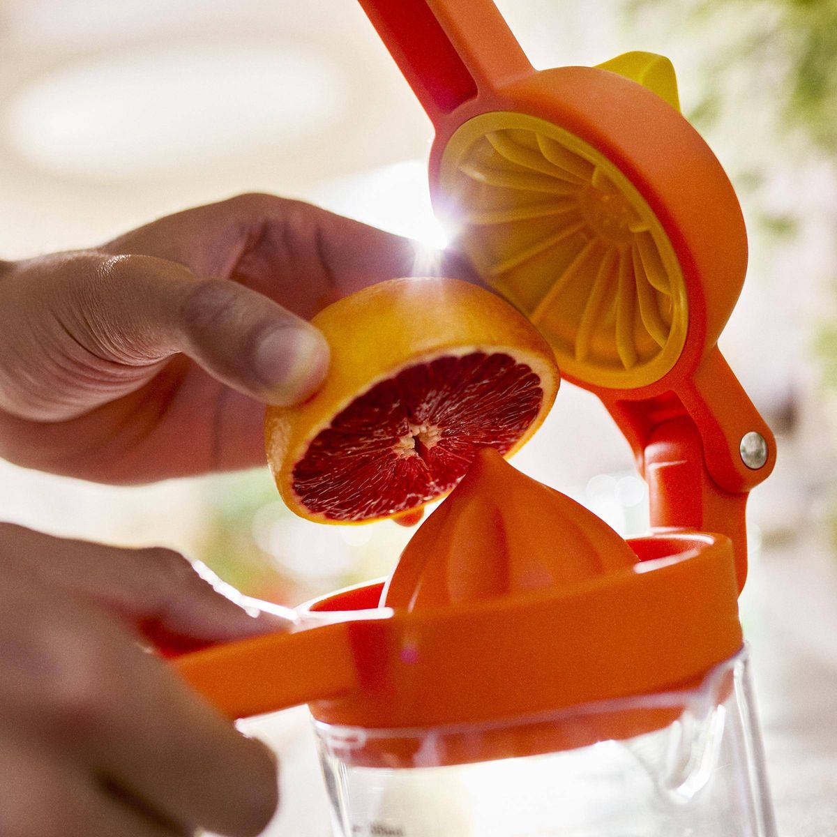 Joseph Joseph Juice Max Plus Dual Action Citrus Press with Measuring Cup - thumbnail 5