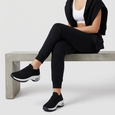 Женские кроссовки CUSHIONAIRE Breeze Easy Slip On Womens Sneakers - Casual Everyday Walking Shoes for Women with Breathable Mesh and Comfort, Black/Wht 8.5 — фото 8