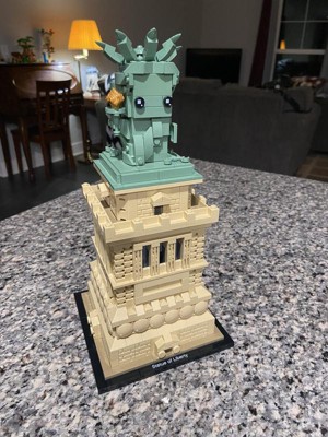 LEGO Architecture Statue of Liberty 21042 Model Building Set - Collectible  New York City Souvenir, Creative Home Décor or Office Centerpiece, Great  Gift Idea for Adults and Teens 