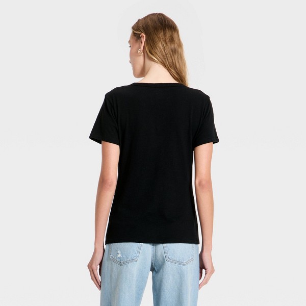 Camiseta de Cuello V Icónica de Manga Corta para Mujer - Universal Thread™ 2