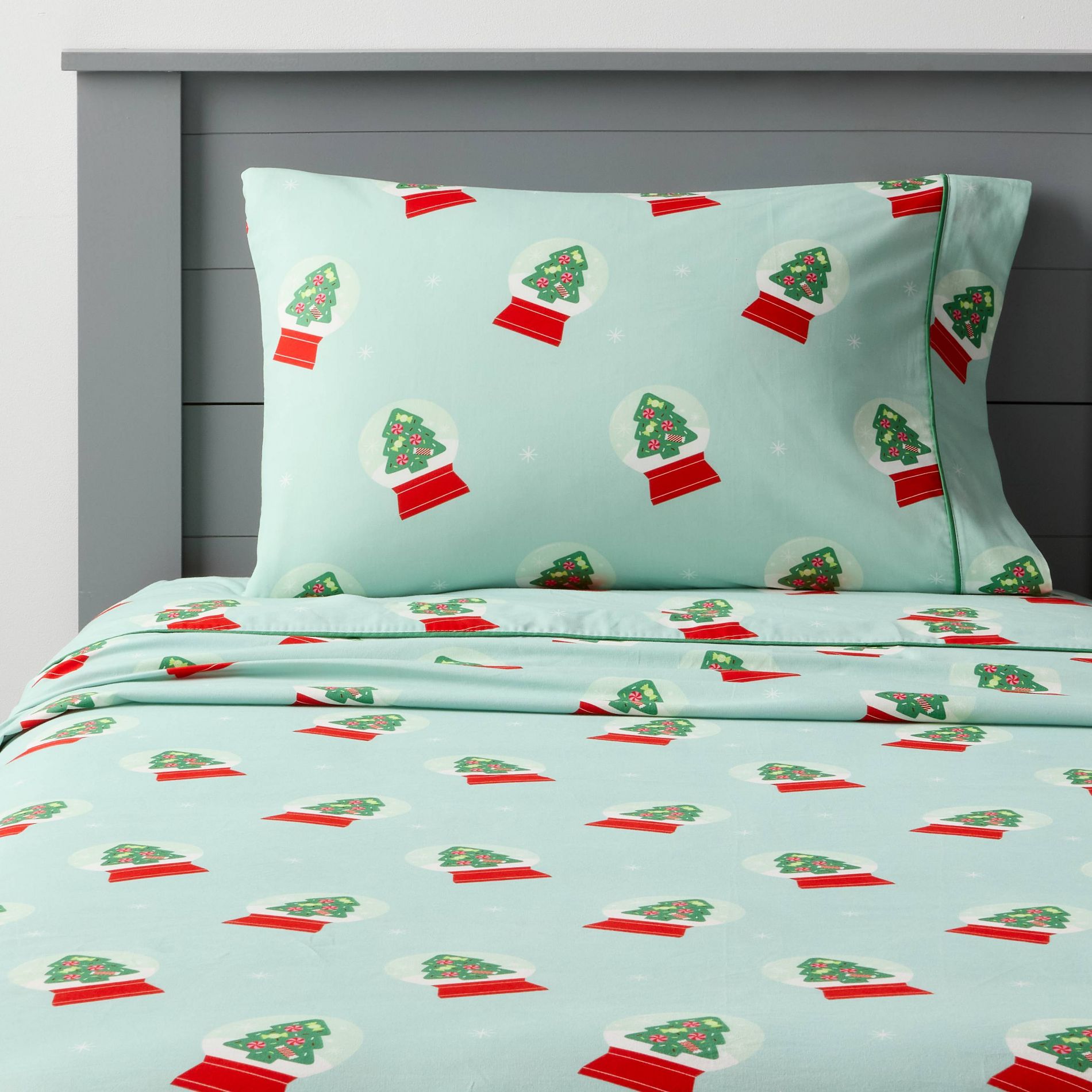 Festive Snow Globe Kids' Cotton Sheet Set - Pillowfort™